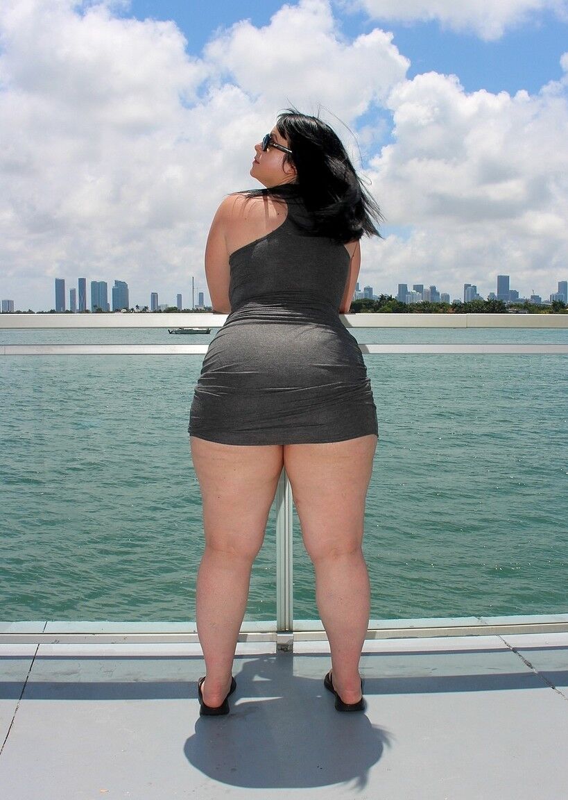 20P BBW bombshell Virgo Peridot bends over to show her extra-large booty outdoors