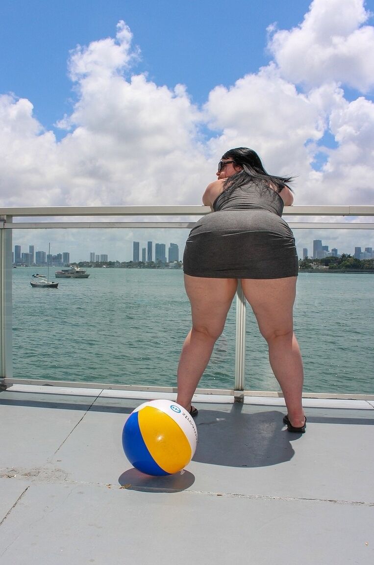 20P BBW bombshell Virgo Peridot bends over to show her extra-large booty outdoors