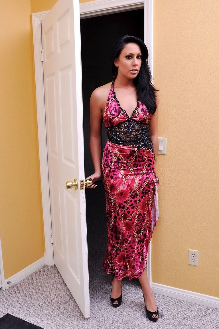 17P La caliente morena amateur Tiffany Brookes recibe un pago por quitarse su vestido sexy