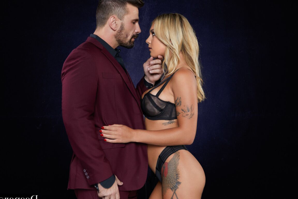 21P La rubia Gabbie Carter y la tetona Angela White comparten un hot rod en la escuela