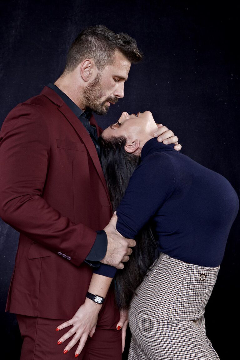 21P La rubia Gabbie Carter y la tetona Angela White comparten un hot rod en la escuela
