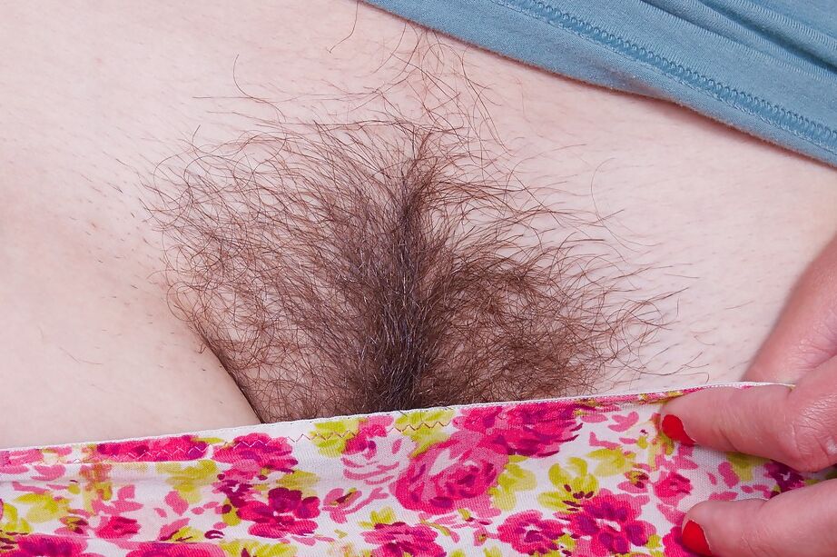 16P 毛むくじゃらの脇の下の巨乳美女キアラがキッチンでストリップ