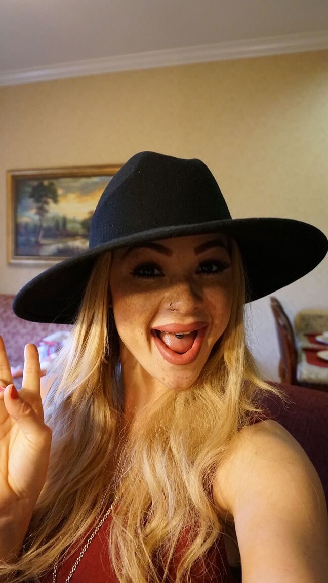 19P A estrela pornográfica Skyla Novea toma banho depois de ser abalroada em um quarto de hotel