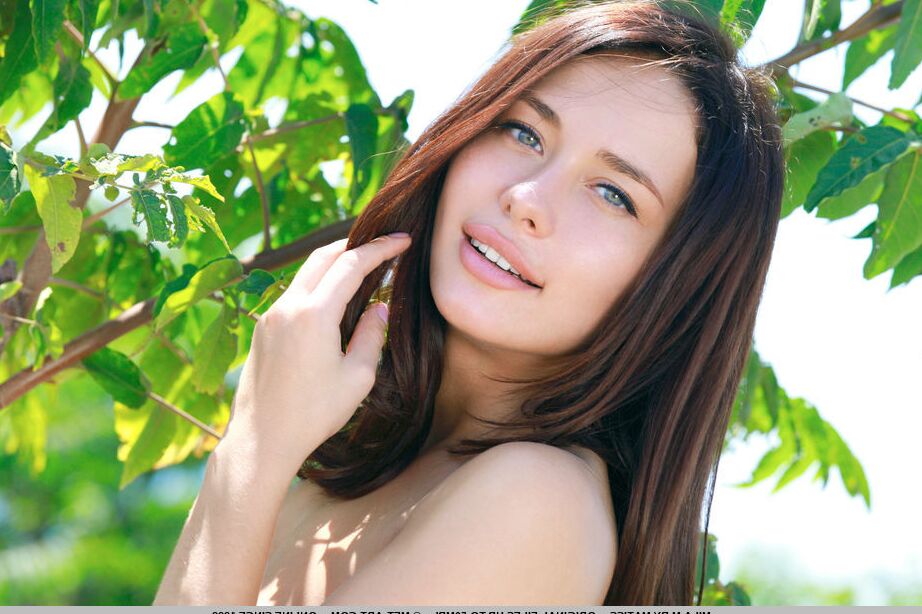 18P セクシーなブルネットのミラ M がショートパンツで巨乳を露出