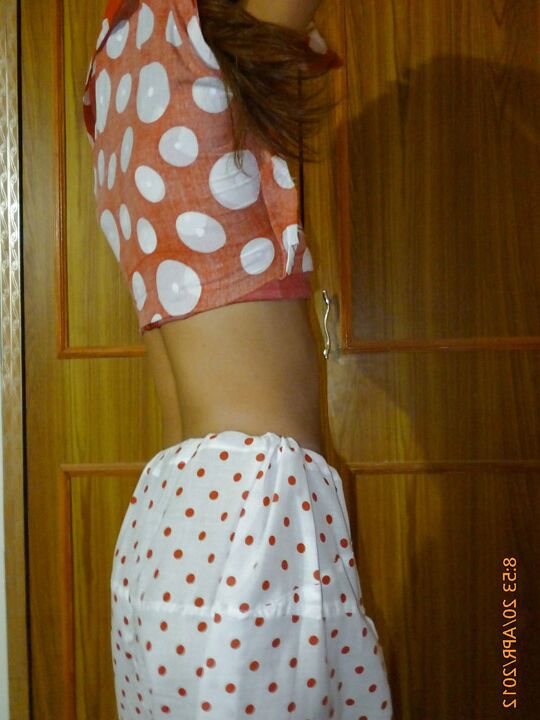 10P Mulher indiana em topless cobre sua nudez com um travesseiro bem colocado