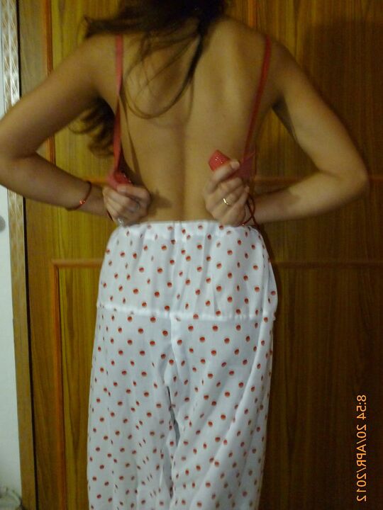 10P Mulher indiana em topless cobre sua nudez com um travesseiro bem colocado