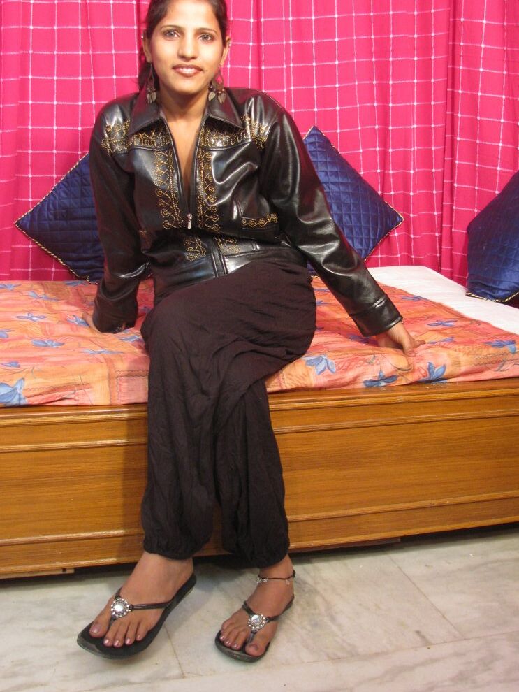 15P Chica india del salón sexual mostrando su gran culo
