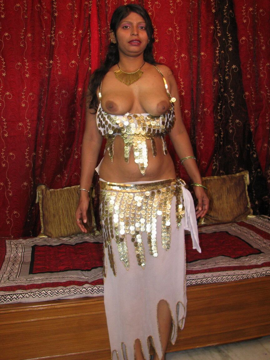 16P Jeune Fille Indienne Montrant Son Cul Et Sa Chatte Sur Le Lit