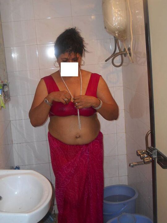 10P Mulher indiana peituda se junta ao amigo para as preliminares na cama