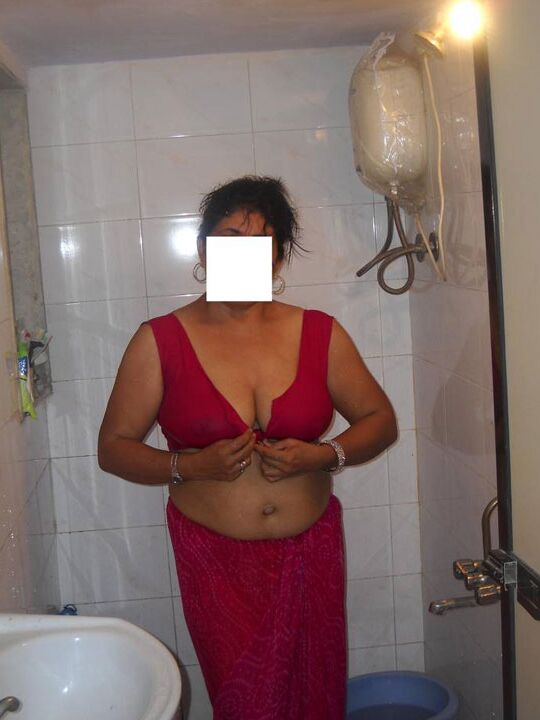 10P Mulher indiana peituda se junta ao amigo para as preliminares na cama