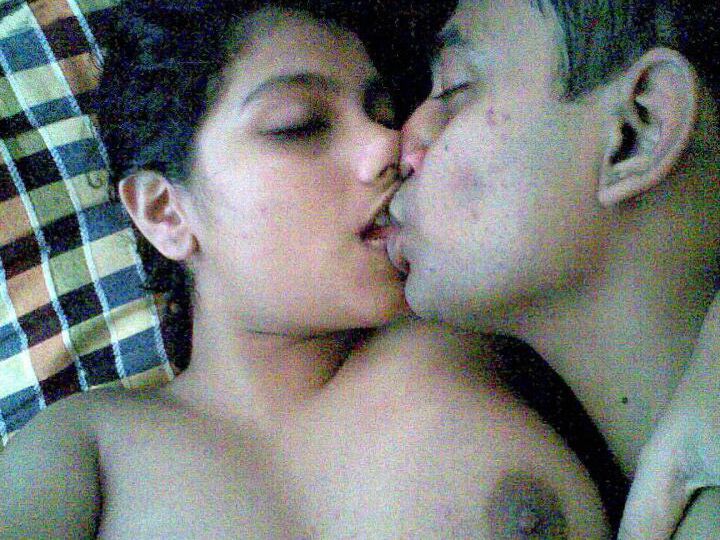 10P Mulher indiana peituda se junta ao amigo para as preliminares na cama