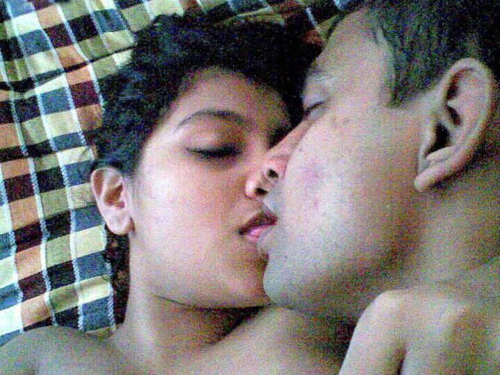 10P Mulher indiana peituda se junta ao amigo para as preliminares na cama