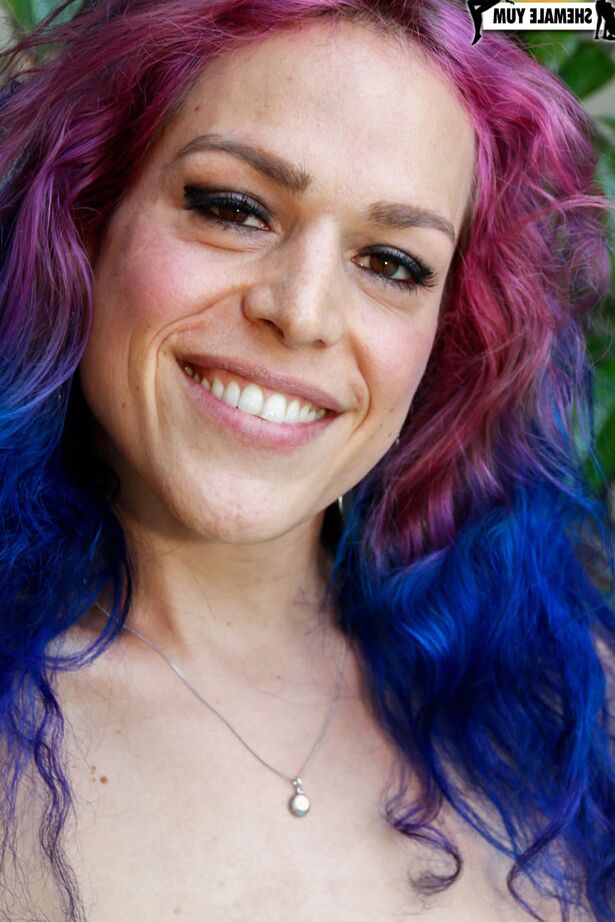 15P La belle Kelli Lox a un superbe corps bien tonique, de jolis seins naturels, un