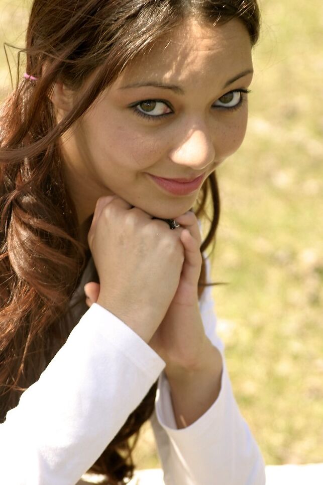 21P A morena sensual Shana mostra seus seios perfeitos no parque