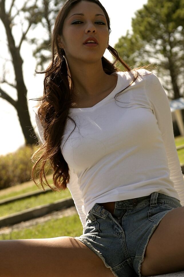 21P A morena sensual Shana mostra seus seios perfeitos no parque