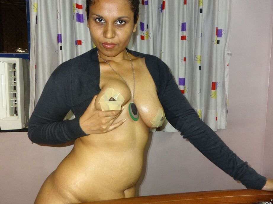 16P Garota indiana gorda exibe seus peitos grandes durante um show ao vivo na webcam