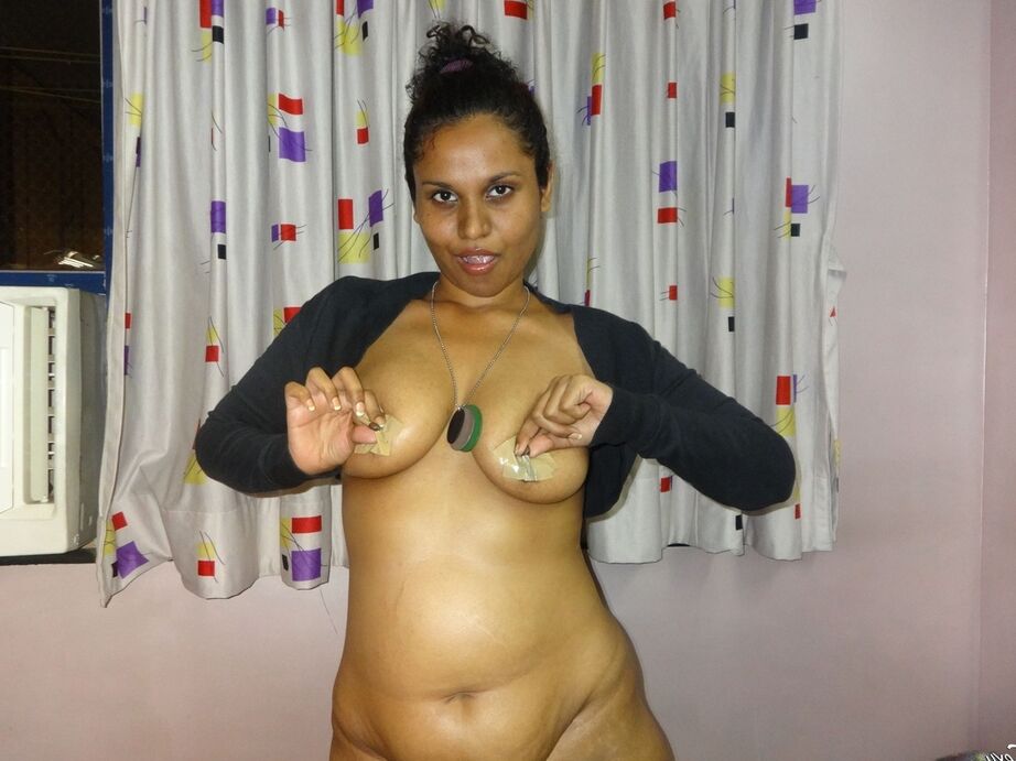 16P Garota indiana gorda exibe seus peitos grandes durante um show ao vivo na webcam