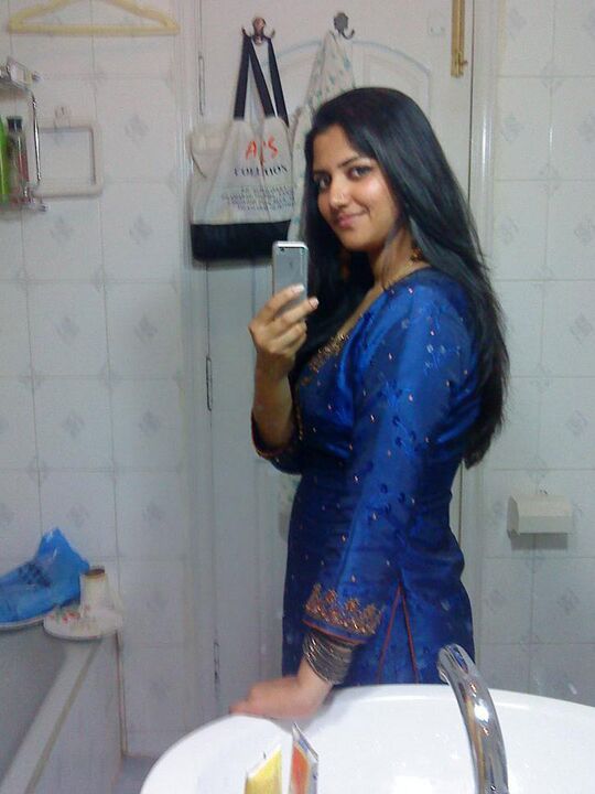 10P Garota indiana sexy consegue tirar a roupa e ficar de sutiã enquanto tira fotos