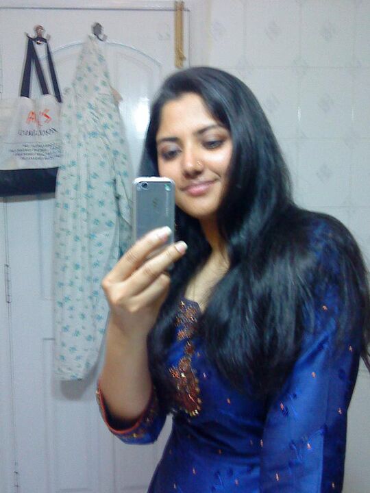 10P Garota indiana sexy consegue tirar a roupa e ficar de sutiã enquanto tira fotos