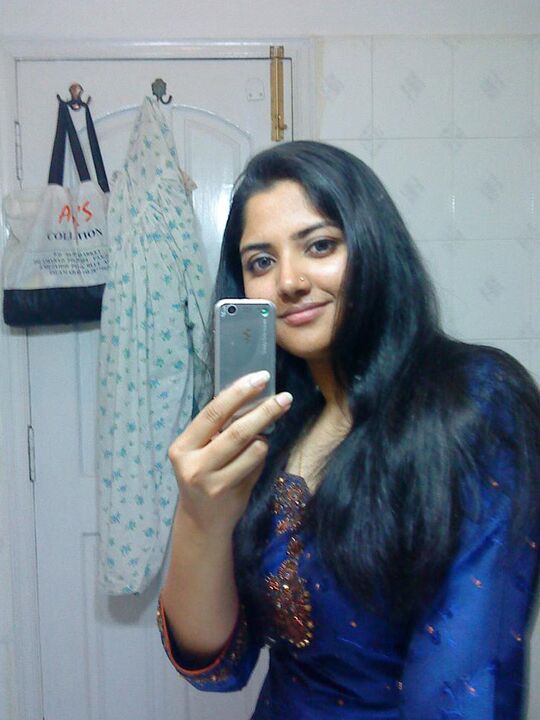 10P Garota indiana sexy consegue tirar a roupa e ficar de sutiã enquanto tira fotos