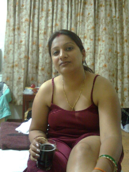 10P Garota indiana sexy consegue tirar a roupa e ficar de sutiã enquanto tira fotos