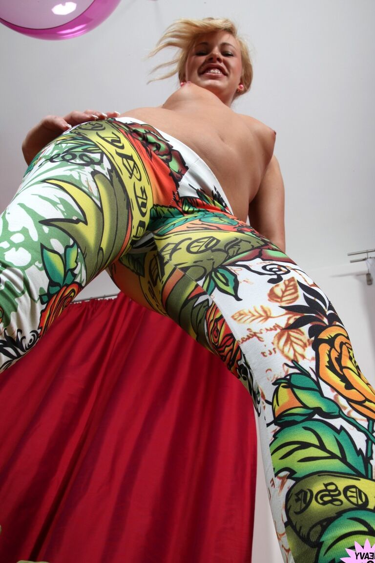 21P La blonde hongroise Lydia Love enlève ses leggings sexy et sa culotte bleue.