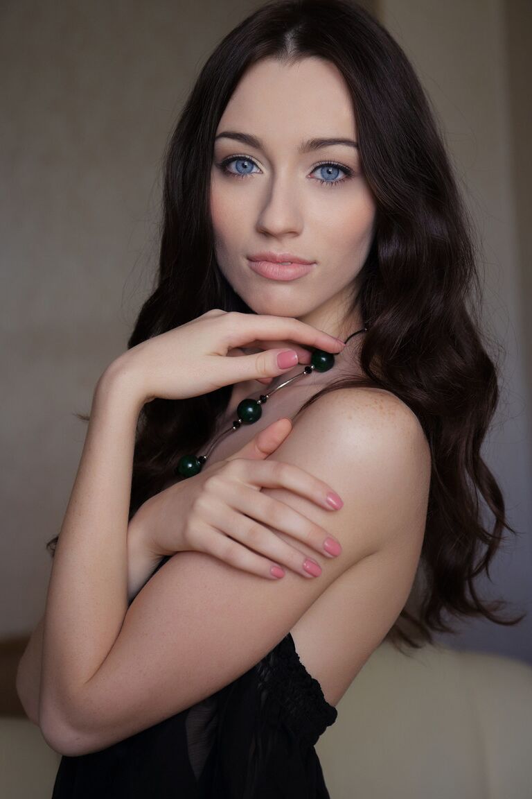 21P La glamorosa adolescente húngara Zsanett Tormay muestra sus deliciosos labios vaginales de cerca