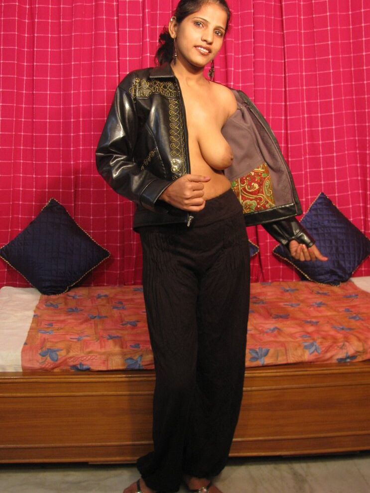 15P Indian Sex Lounge Honey tira a roupa