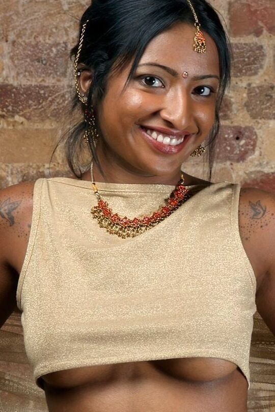 13P Indian MILF exibe seus seios firmes e buceta sem pêlos durante ação solo
