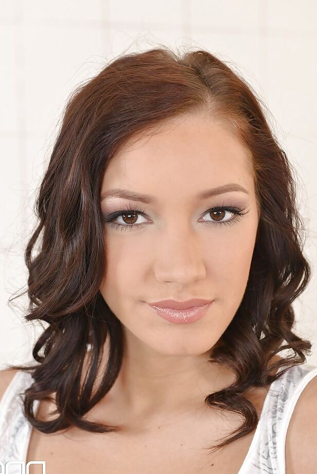 Die 14P Euro-Süsse Felicia Kiss zieht sich für eine Masturbationssitzung aus
