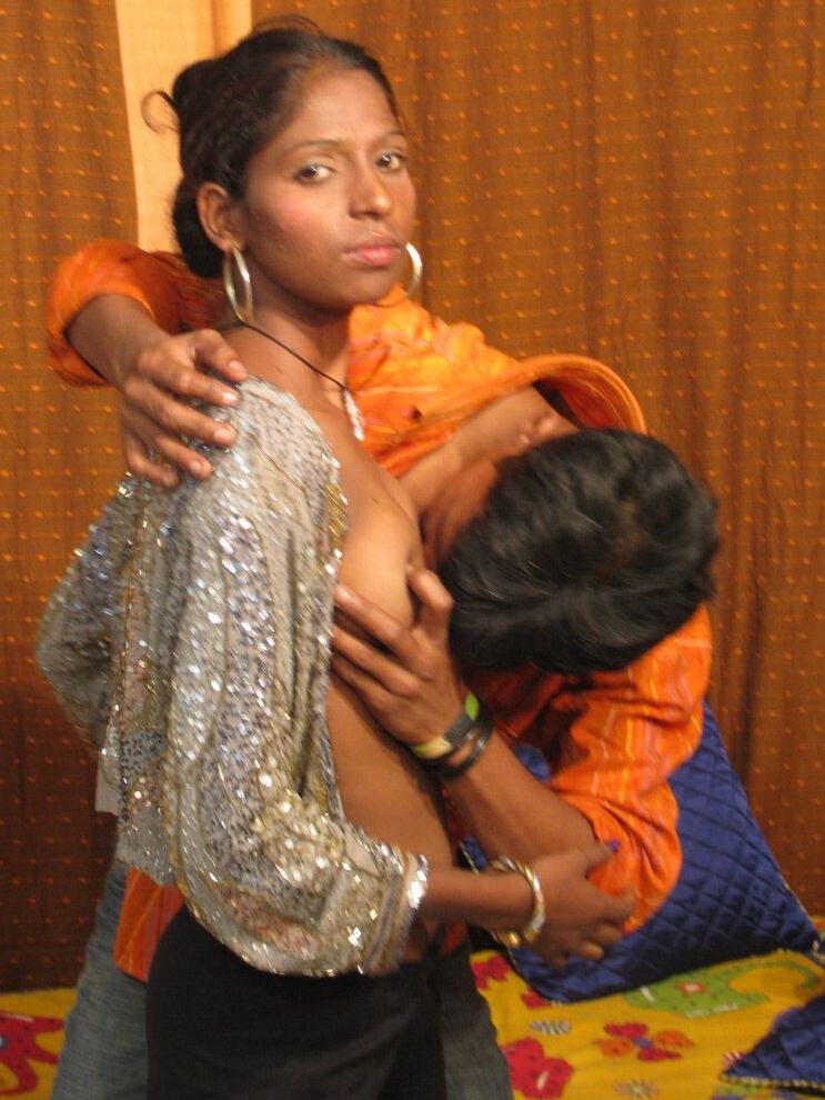 15P Indian Sex Lounge Casal com tesão se esfregando