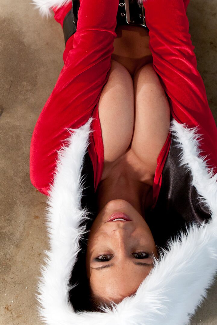 15P Nikki Sims amateur en costume de Noël