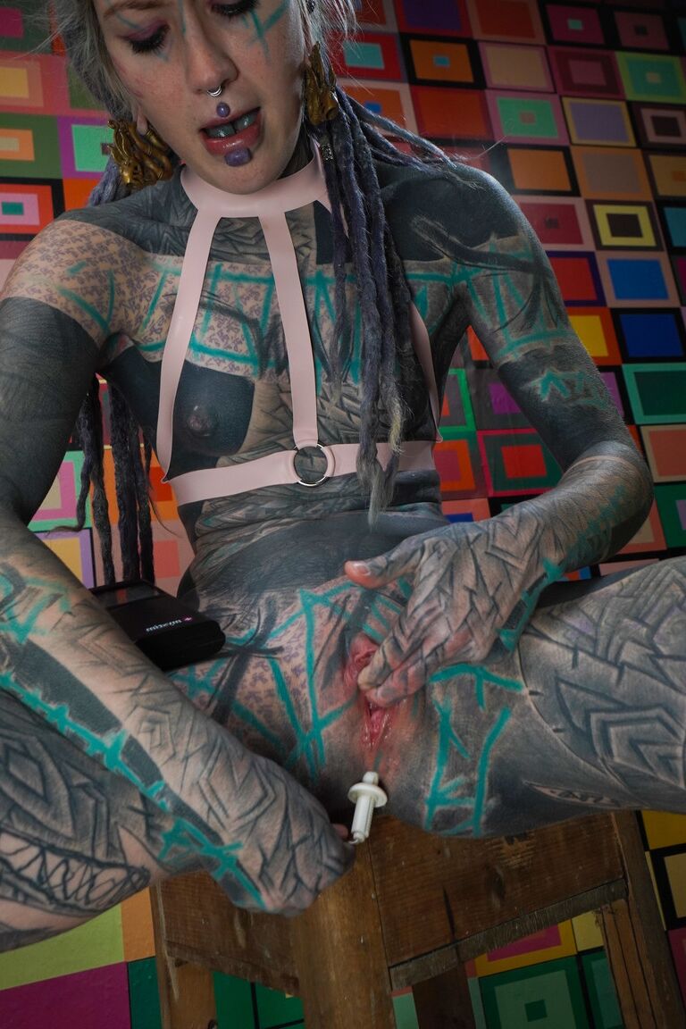 16P Anuskatzz, une femme entièrement tatouée, se masturbe après avoir léché un pénis noir