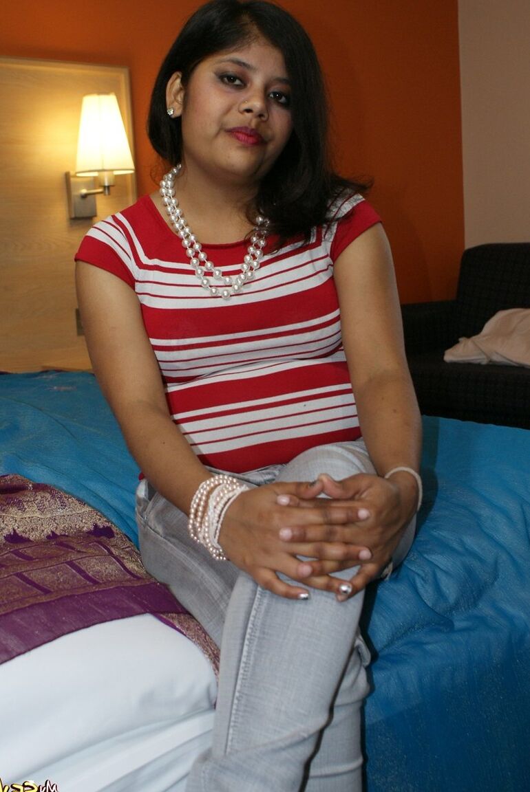 15P Rupali em vestido ocidental se despindo