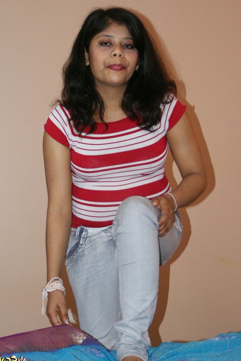 15P Rupali em vestido ocidental se despindo
