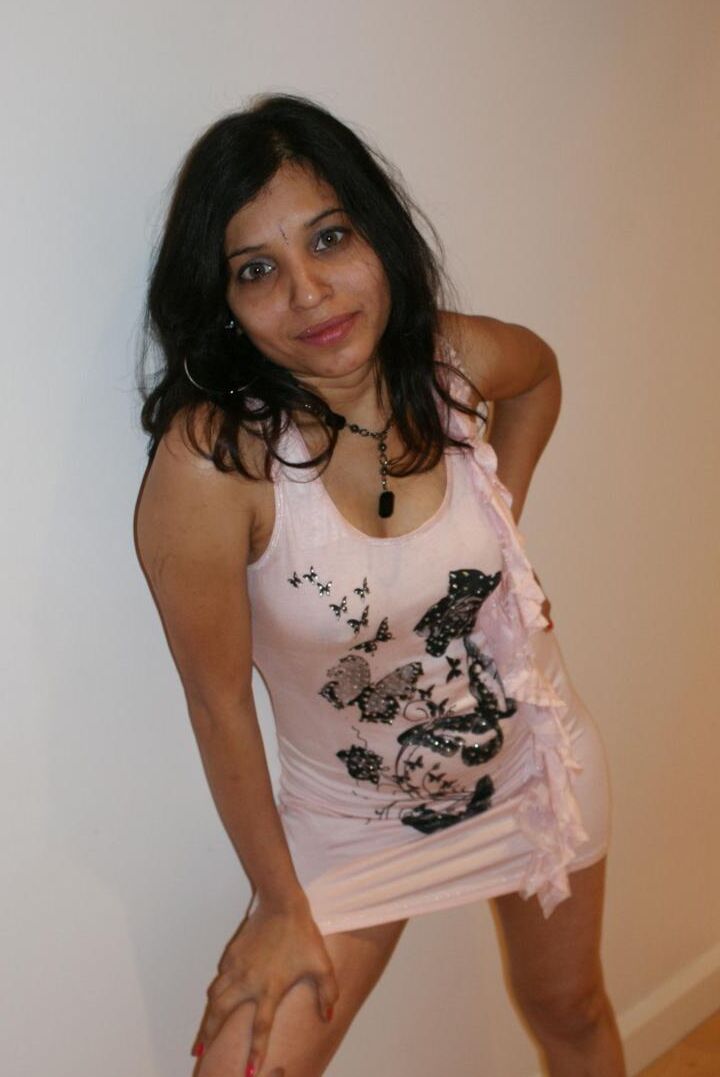 12P Kavya showing off in members gifted pink top