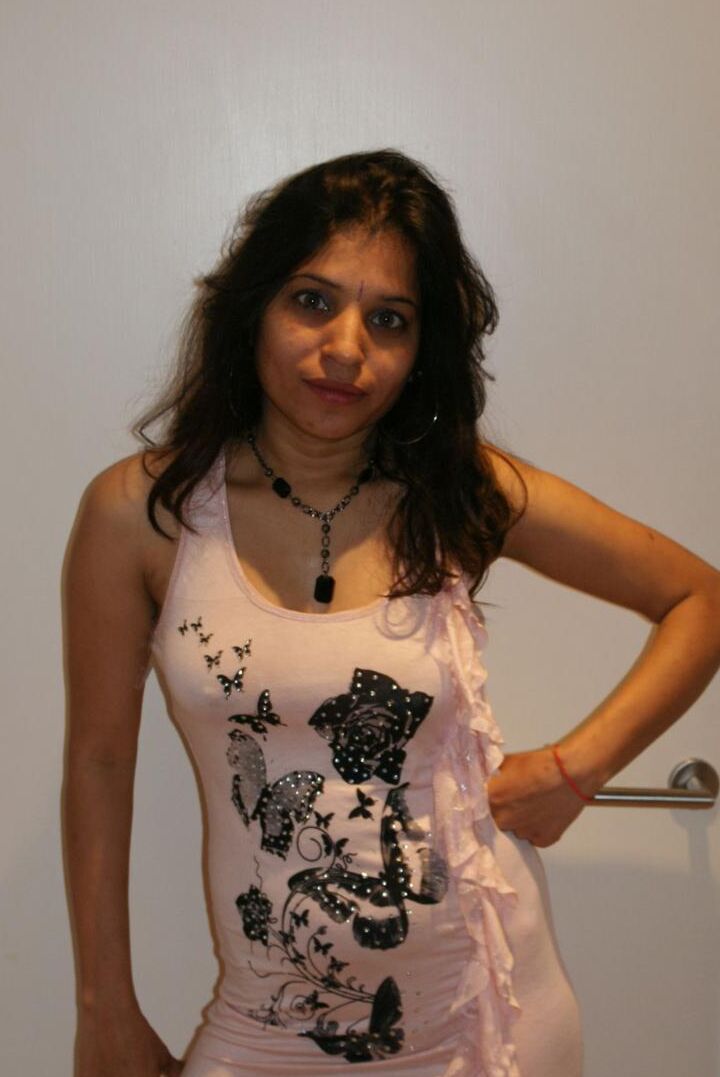 12P Kavya showing off in members gifted pink top