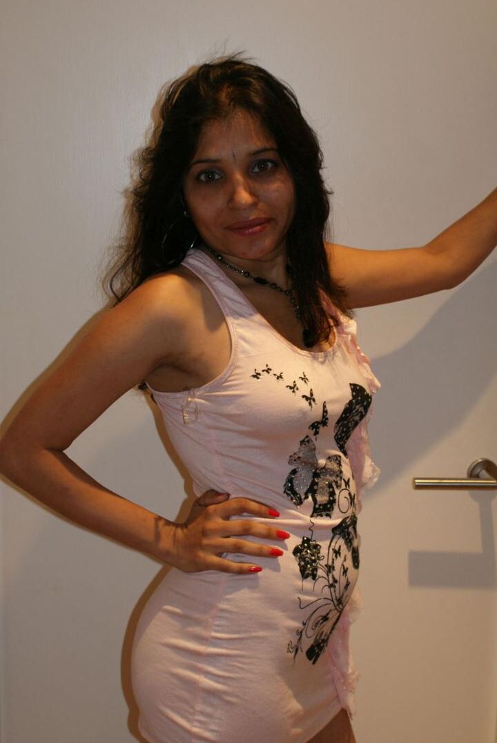 12P Kavya showing off in members gifted pink top