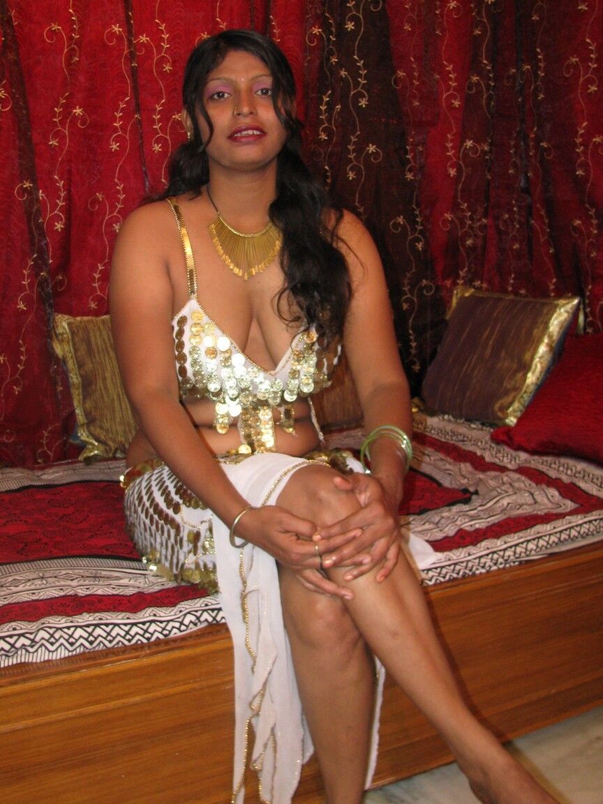 13P Chica India Mostrando Su Culo Y Su Coño En La Cama