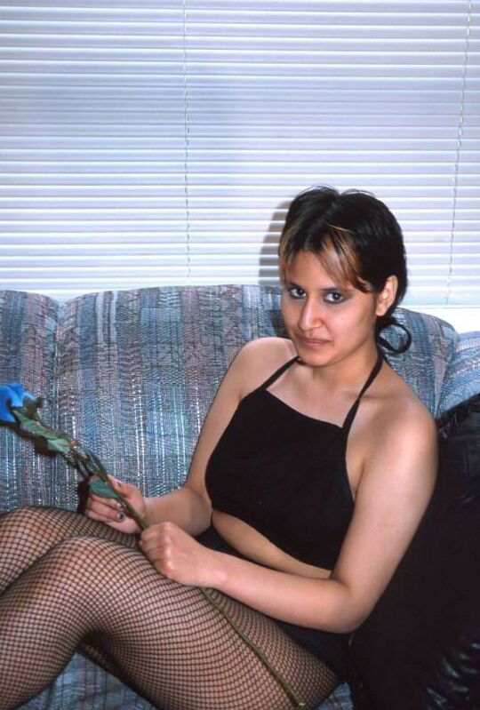 13P Linda garota indiana em meias exibindo peitos