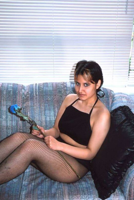 13P Linda garota indiana em meias exibindo peitos