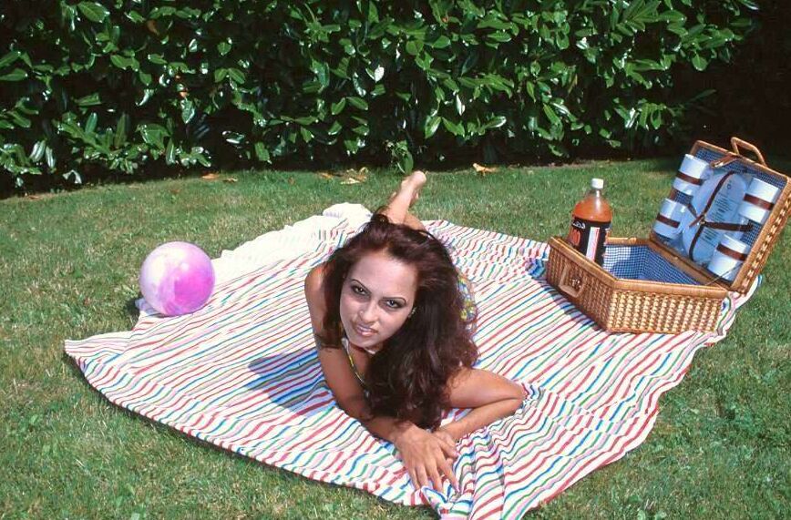 13p chica india caliente mostrando tetas en el parque