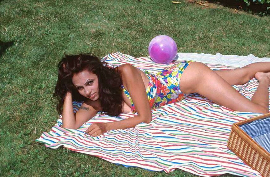 13p chica india caliente mostrando tetas en el parque