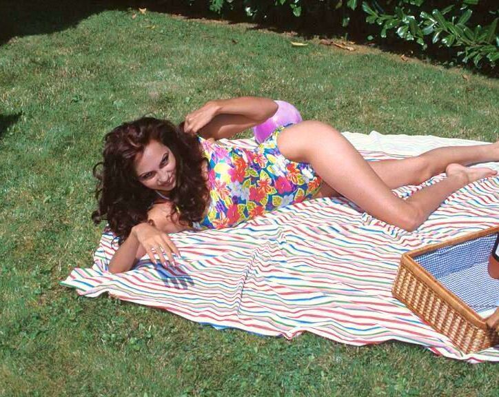 13p chica india caliente mostrando tetas en el parque