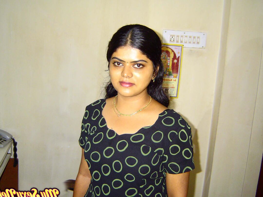 15P La hermosa Neha en el dormitorio quitándose la ropa