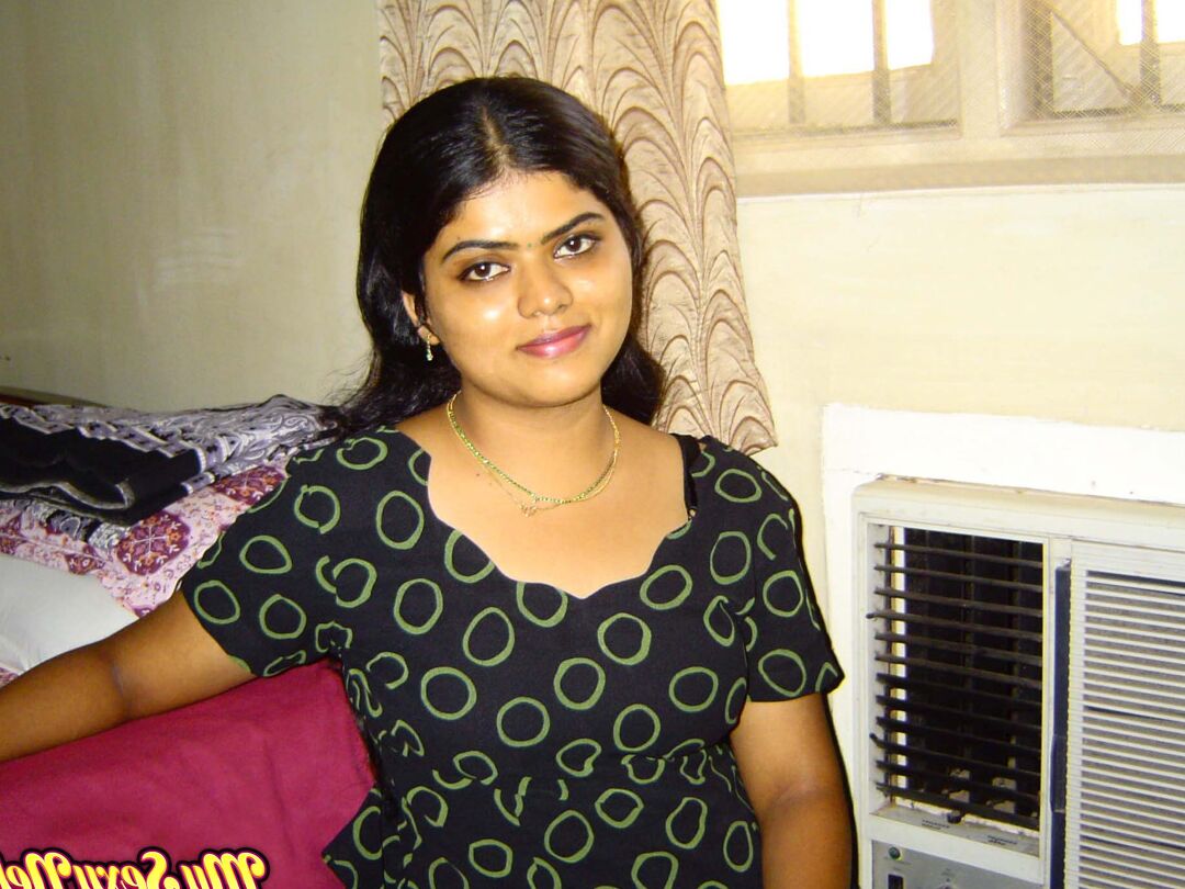 15P La hermosa Neha en el dormitorio quitándose la ropa