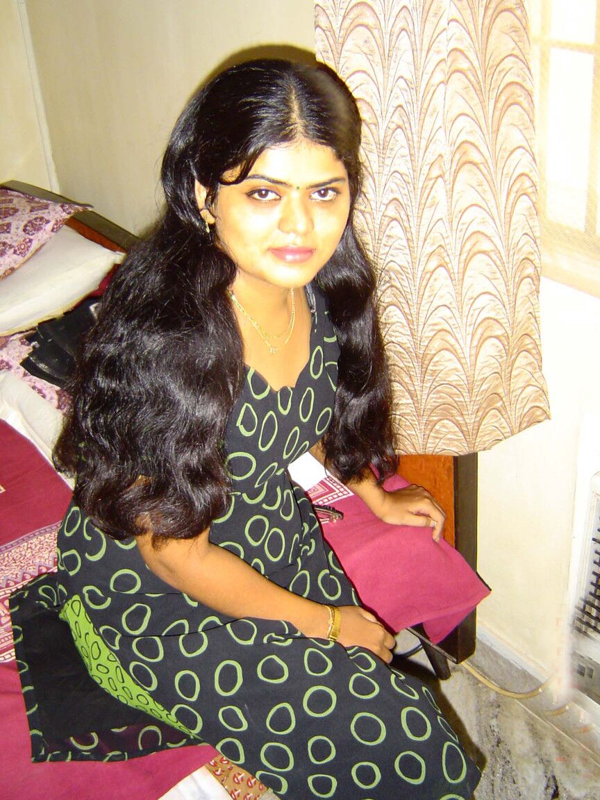 15P La hermosa Neha en el dormitorio quitándose la ropa