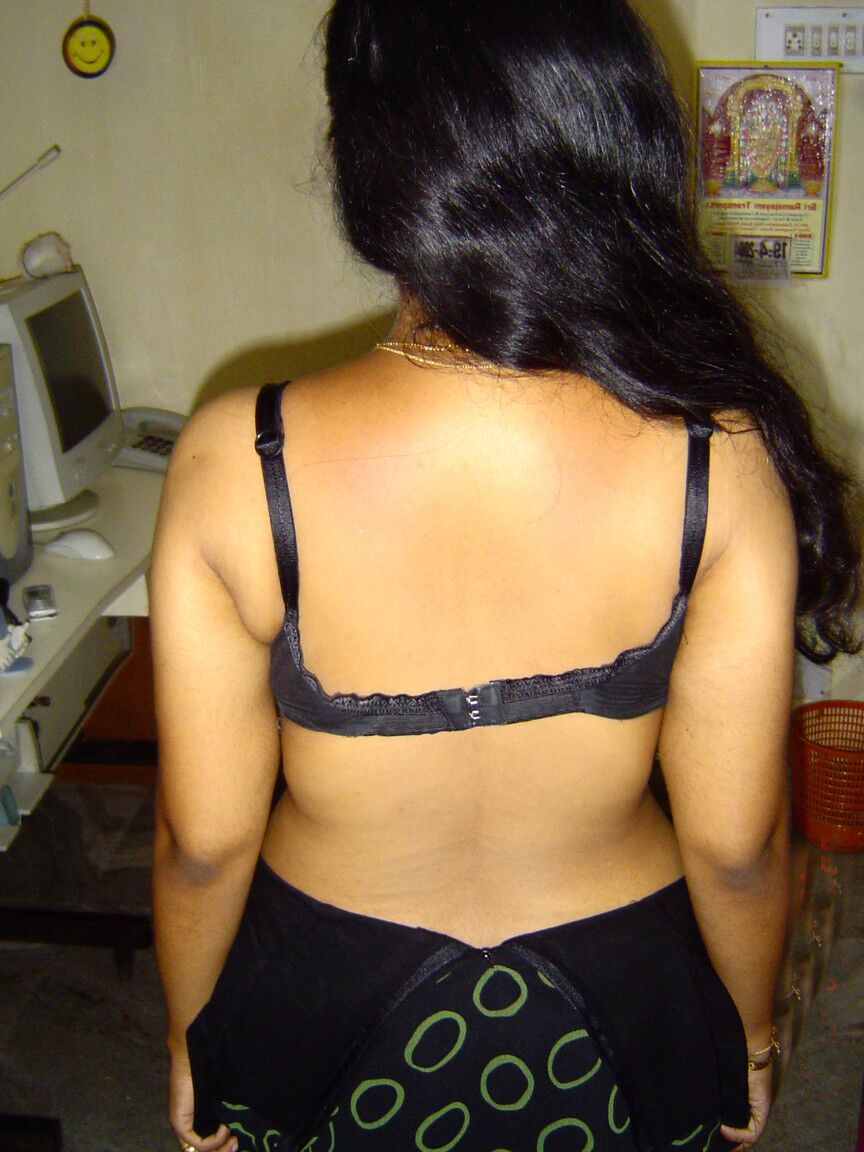 15P La hermosa Neha en el dormitorio quitándose la ropa