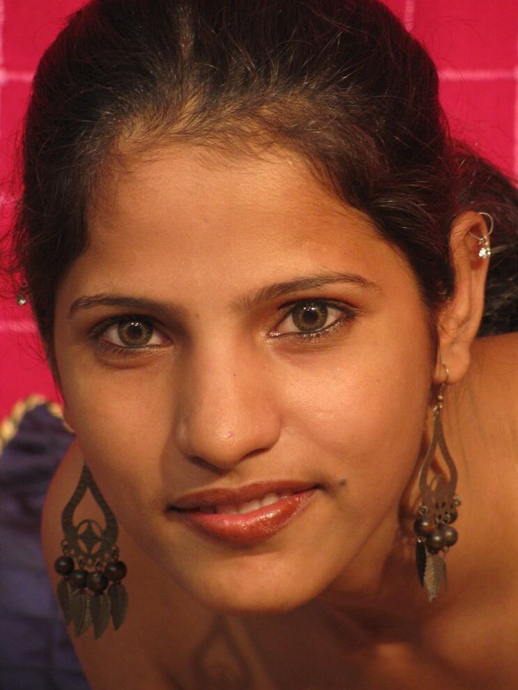 15P Indian Sex Lounge Seins naturels et chatte rasée