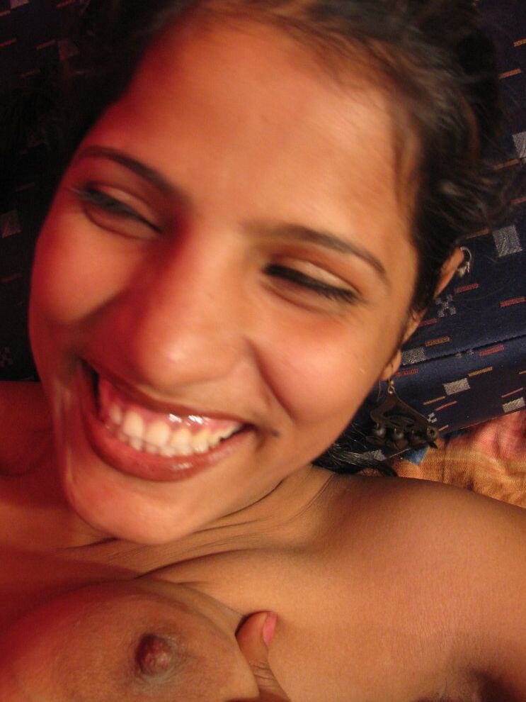 15P Indian Sex Lounge Seins naturels et chatte rasée